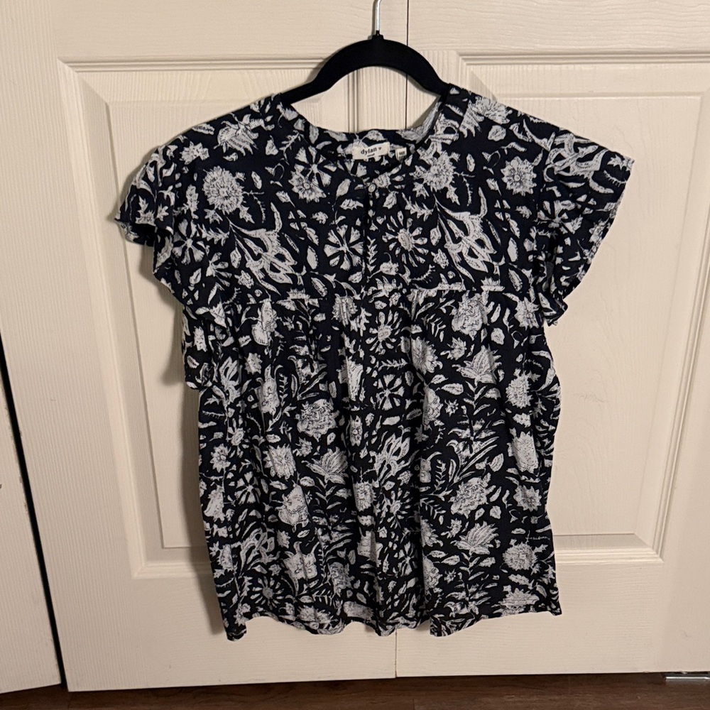 dylan Black and White Floral Flutter-Sleeve Blouse